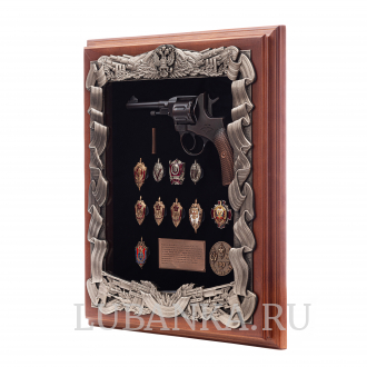 Панно Наган со знаками ФСБ